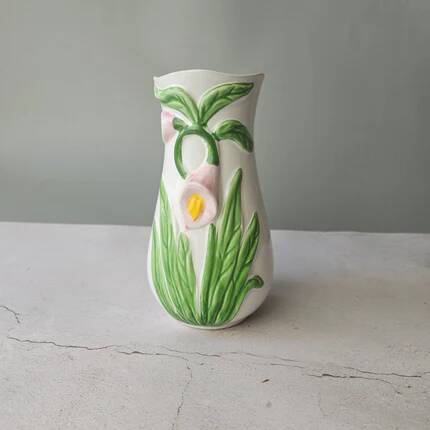 Vase in slipware with Arum flowers