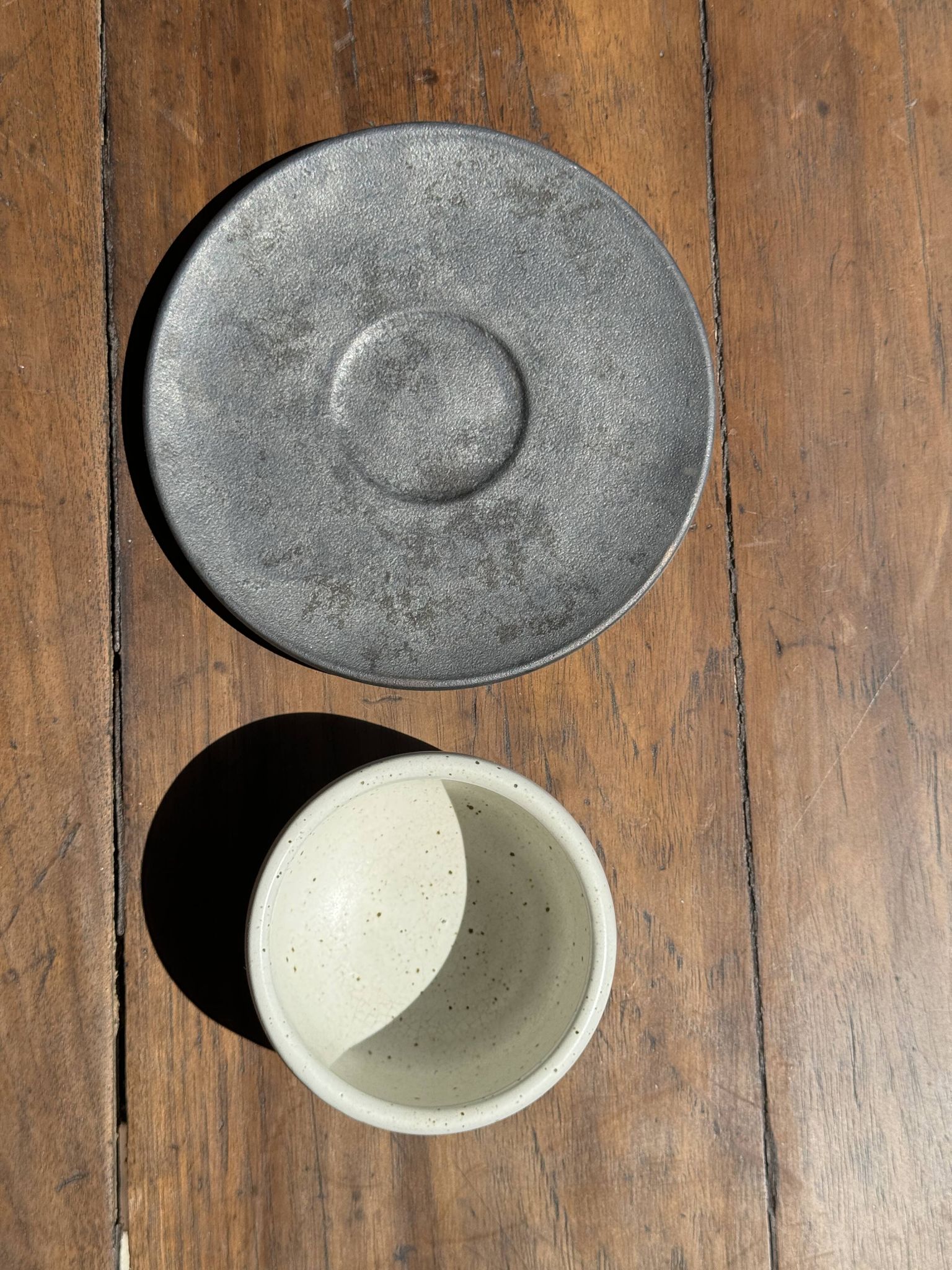Tasse blanche en céramique indonésienne et soucoupe grise