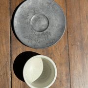 Tasse blanche en céramique indonésienne et soucoupe grise