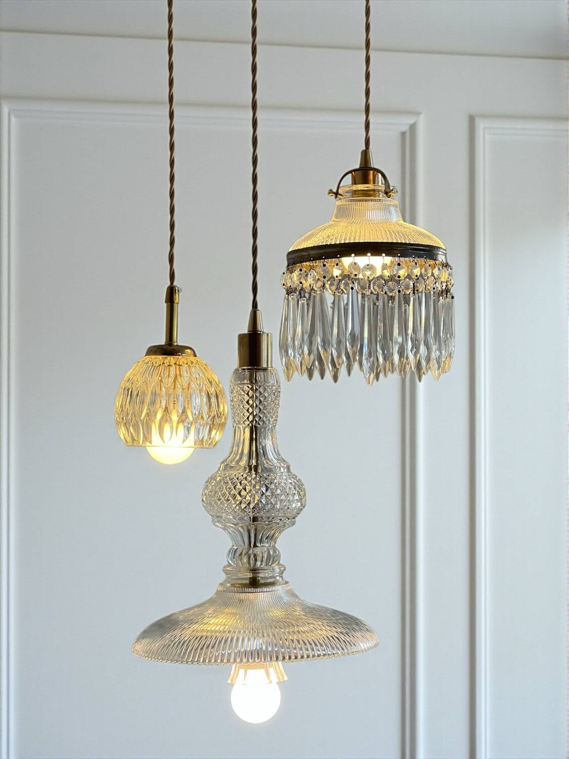 Suspension cascade triple Holophanes and vintage pendants