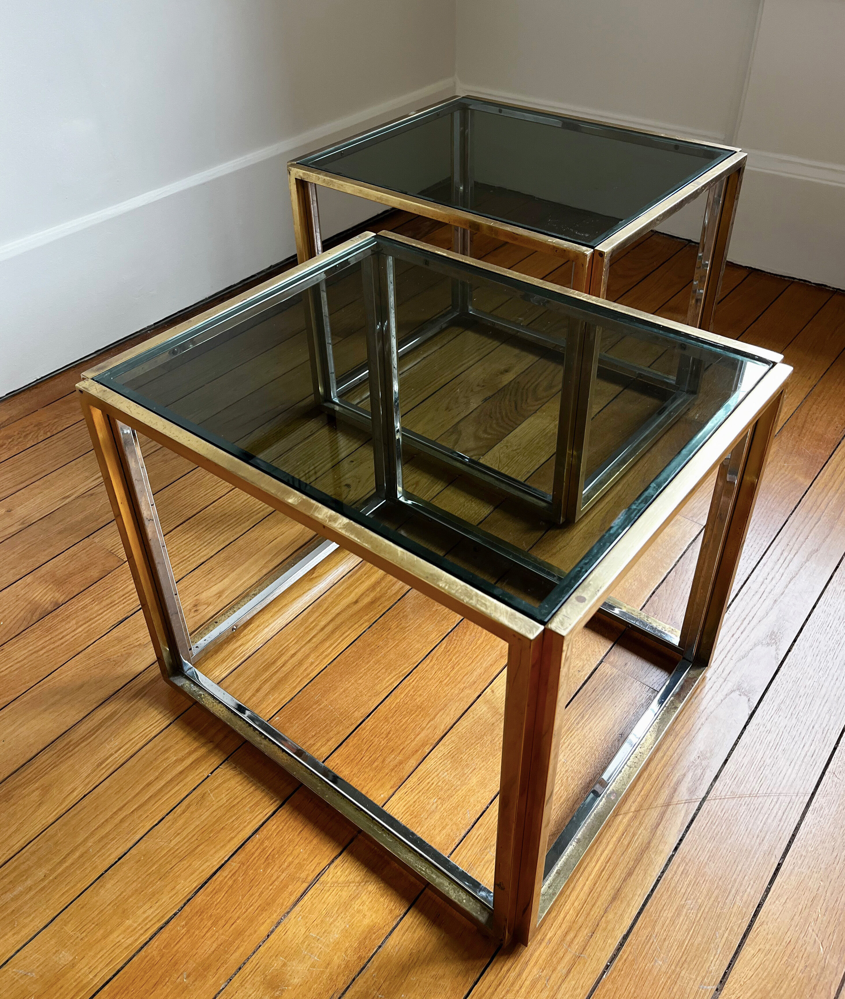 Paire de gueridon / bouts de canapé / chevets, chrome et doré, 1970s