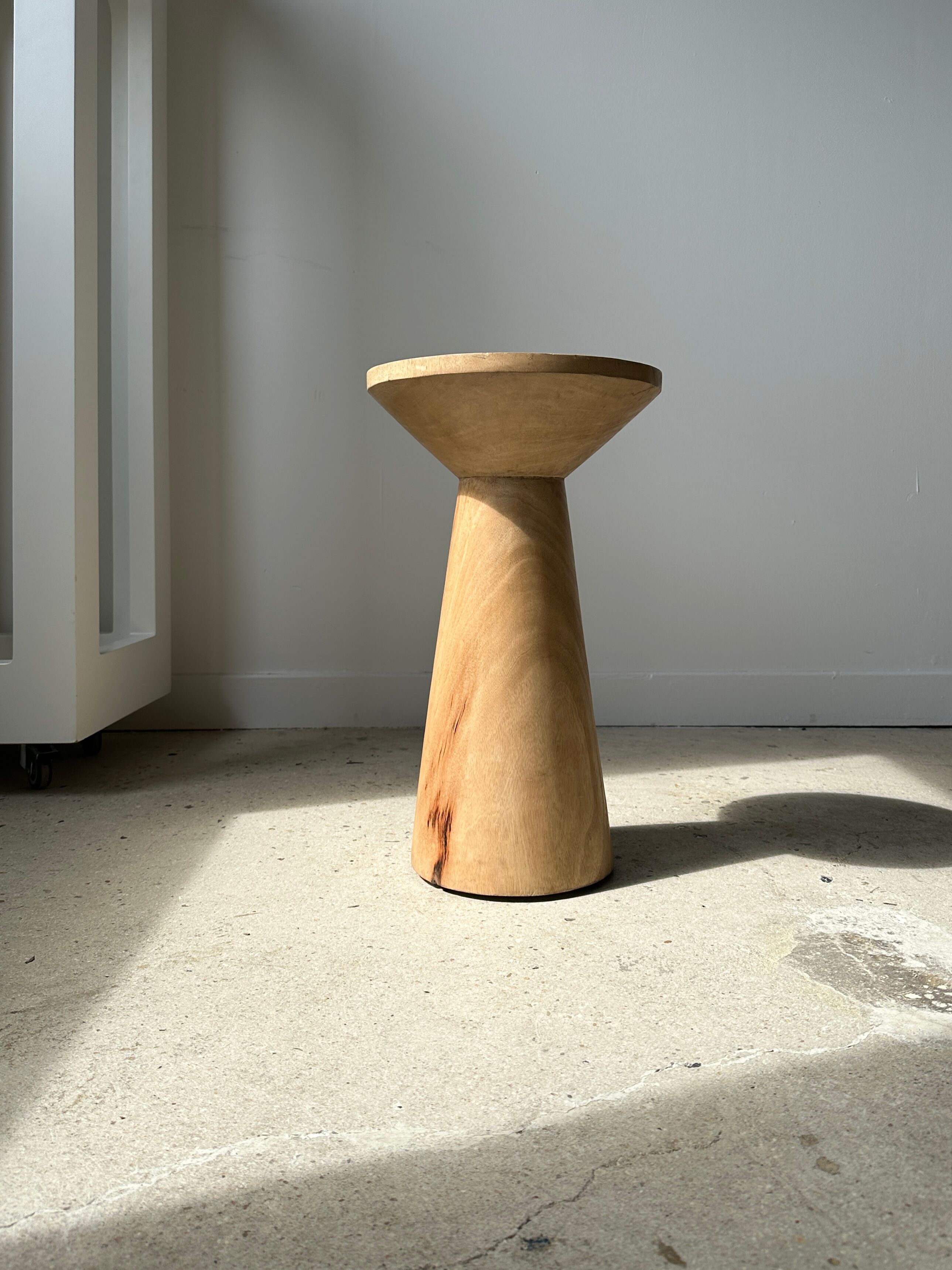 Side table, end of sofa in natural mango monoxyl conical tray H:50cm