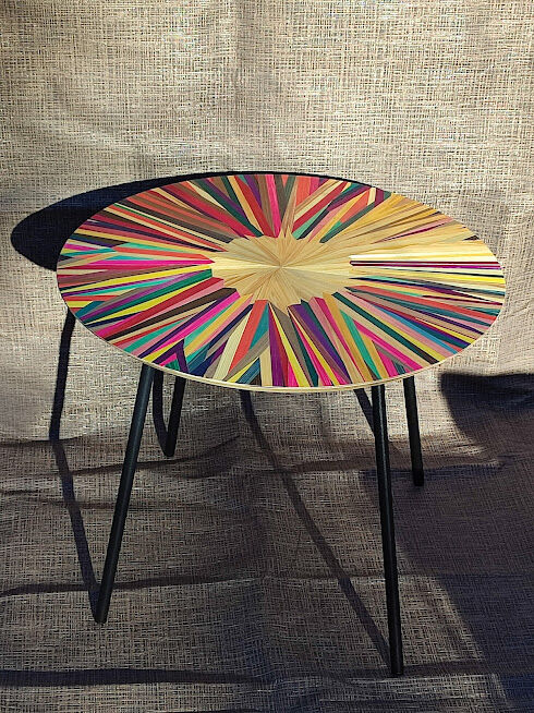 Round coffee table in straw marquetry