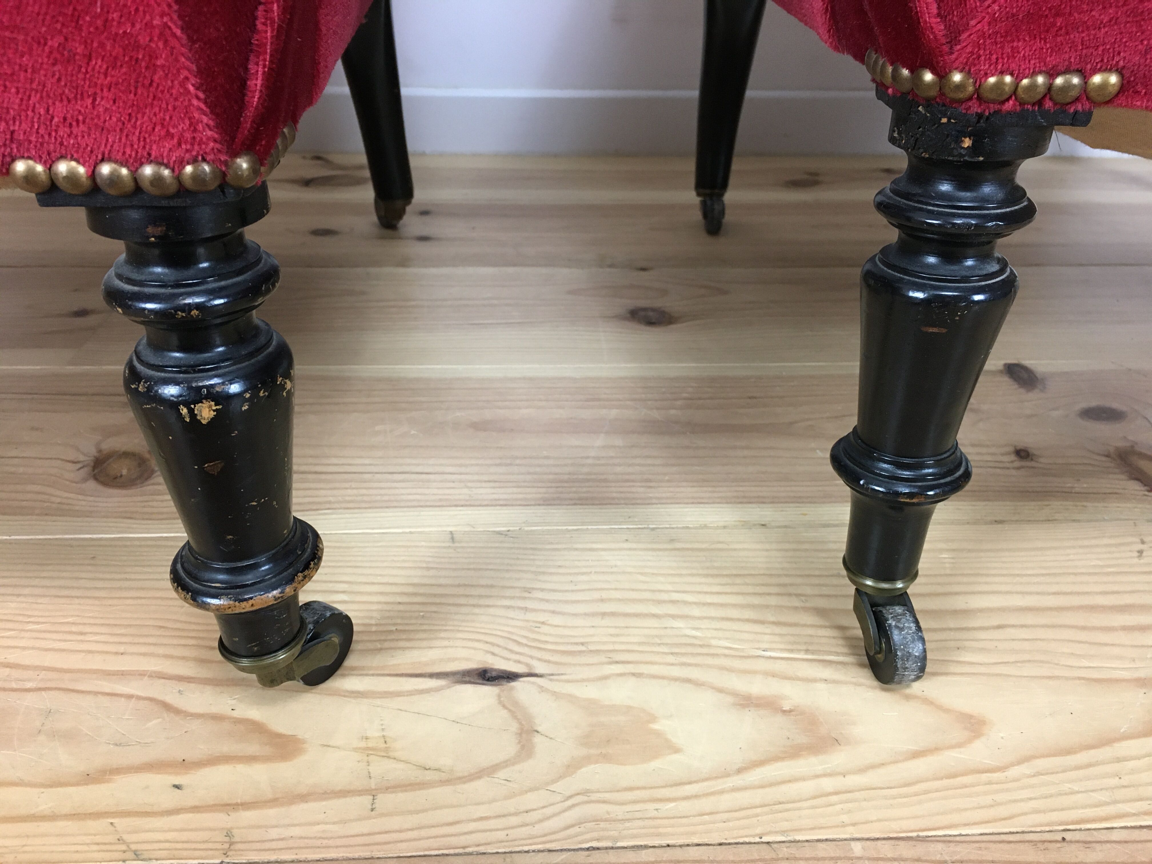 Paire de fauteuils crapaud Napoléon III en velours rouge