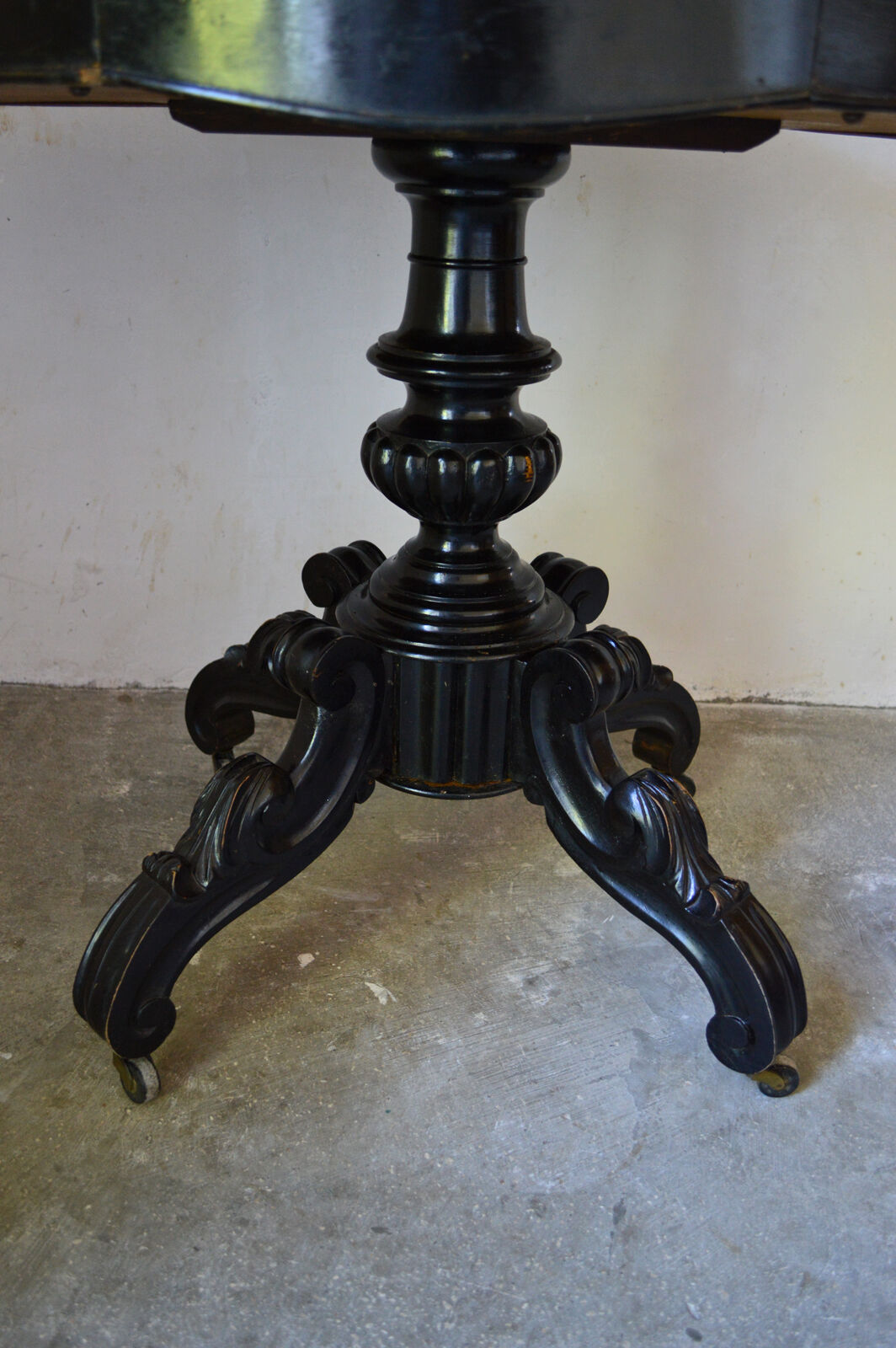 Table violon Napoléon III en bois noirci et marbre blanc, XIXe siècle