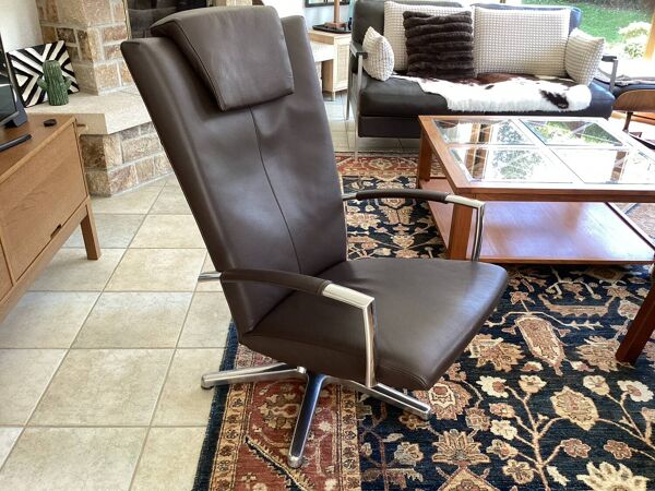 Fauteuil pivotant en cuir chocolat