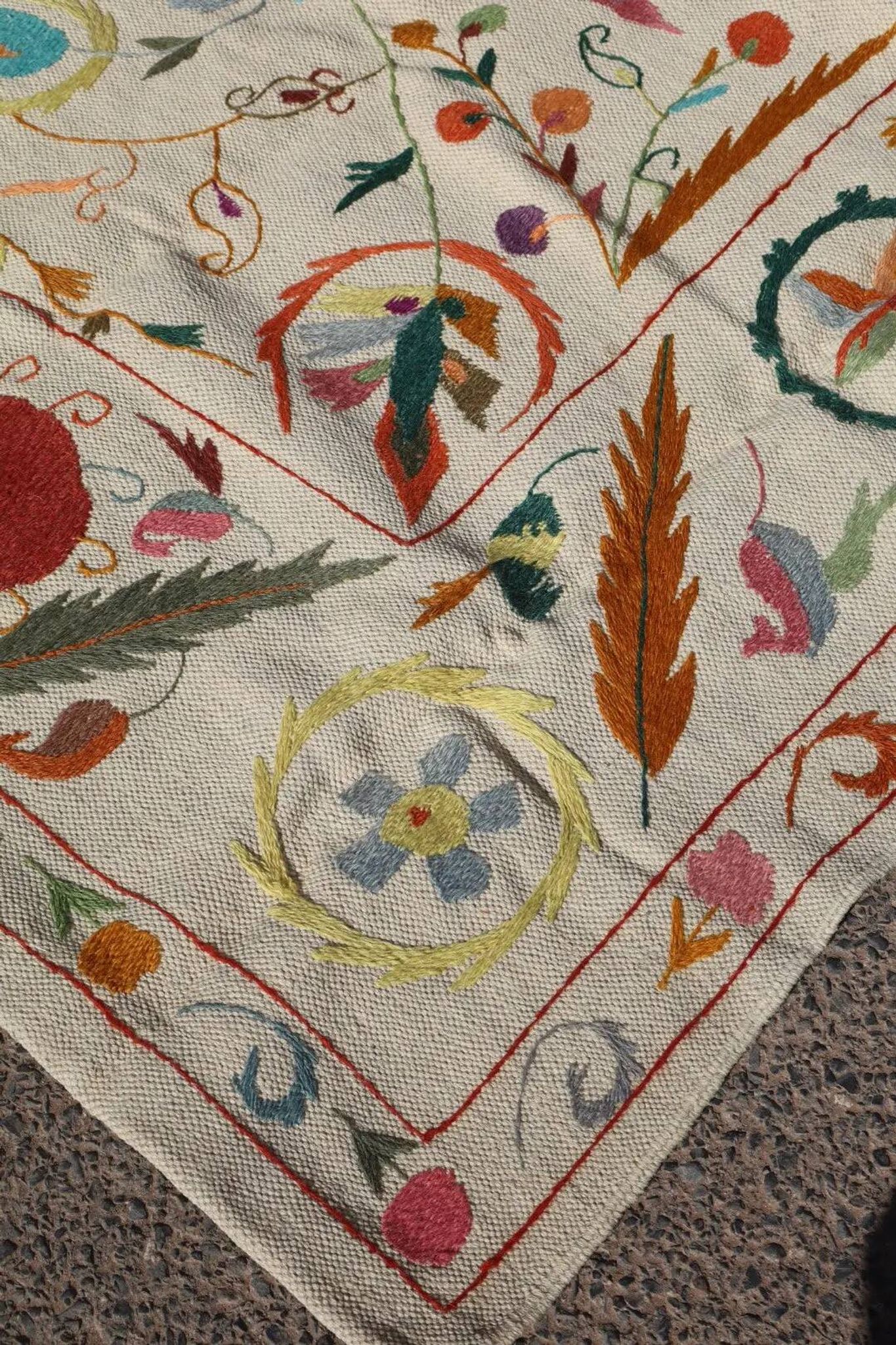 Multicoloured white kilim rug – 238 x 159 cm