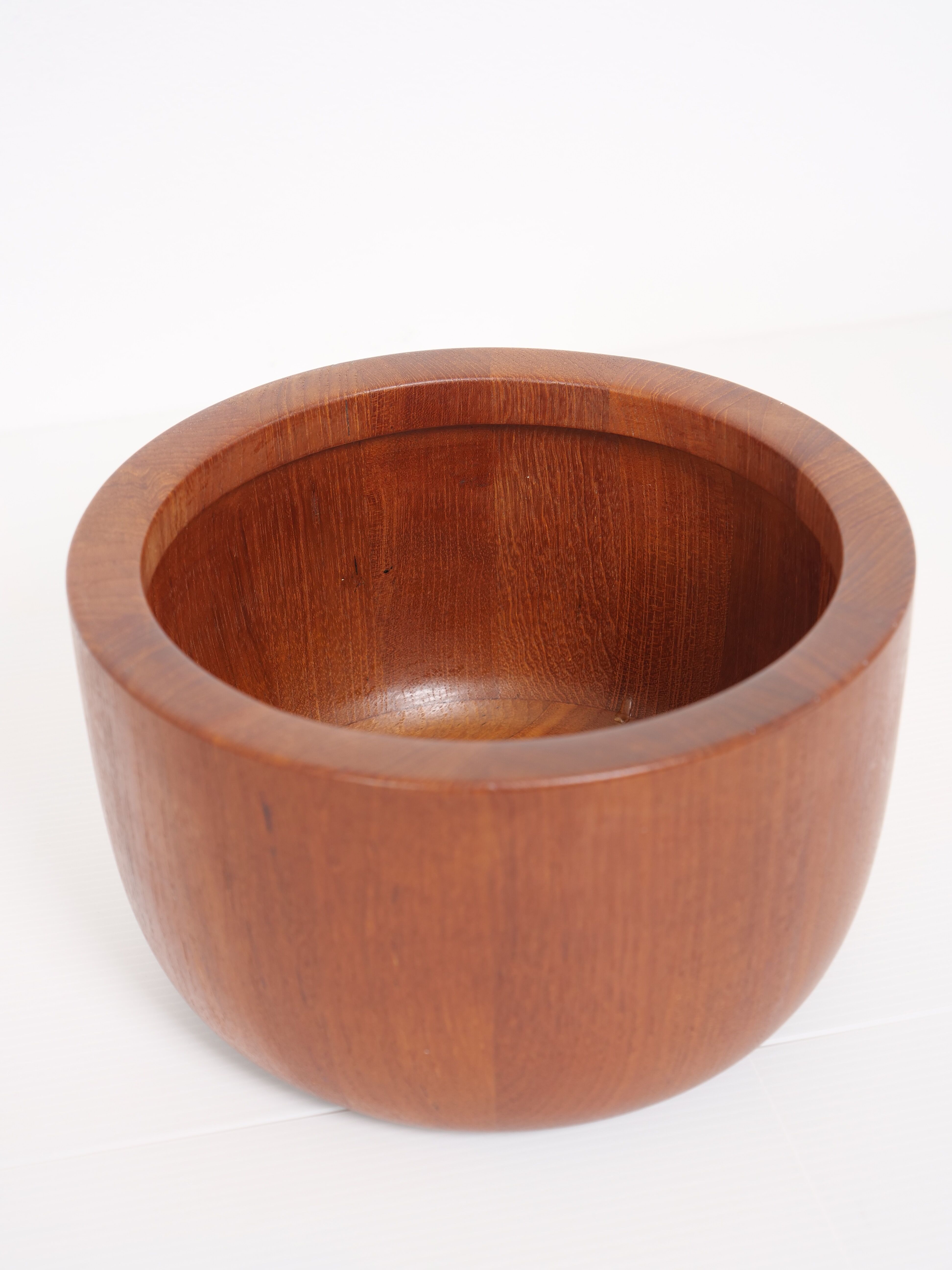 Scandinavian teak bowl by Richard Nissen Denmark