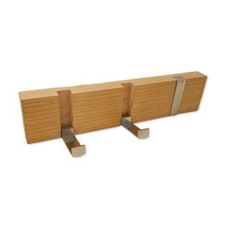 Porte manteaux mural en bois avec 3 patères rabattables dépliables en métal