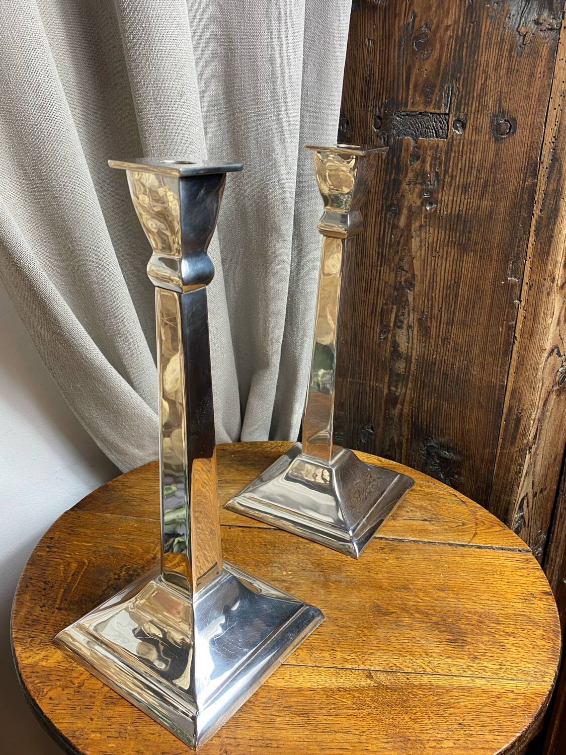 Paire de grands bougeoirs design en aluminium
