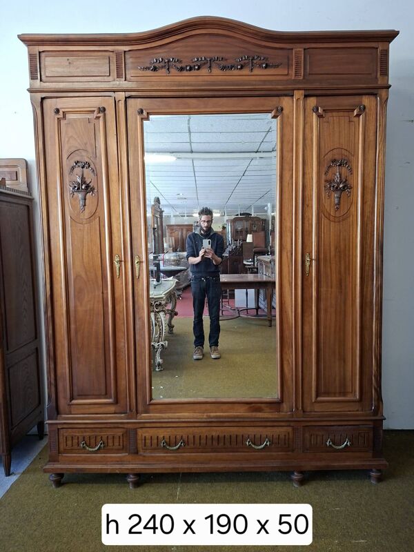 Armoire de style Louis XVI en acajou massif.
