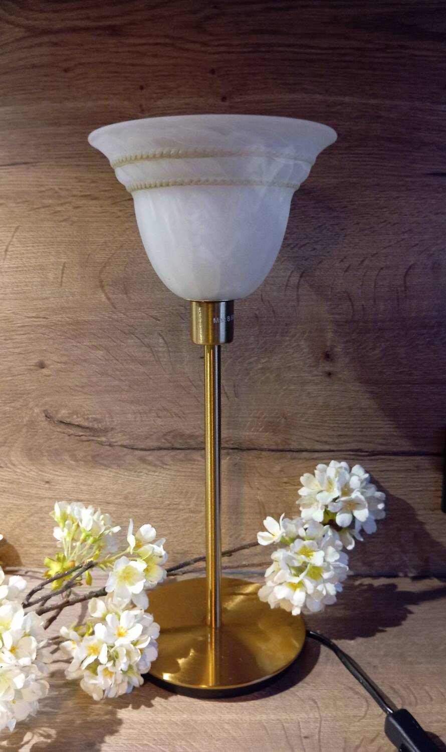 Duo lampes de chevet rétro chic métal doré, globes blancs drappés