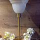Duo lampes de chevet rétro chic métal doré, globes blancs drappés