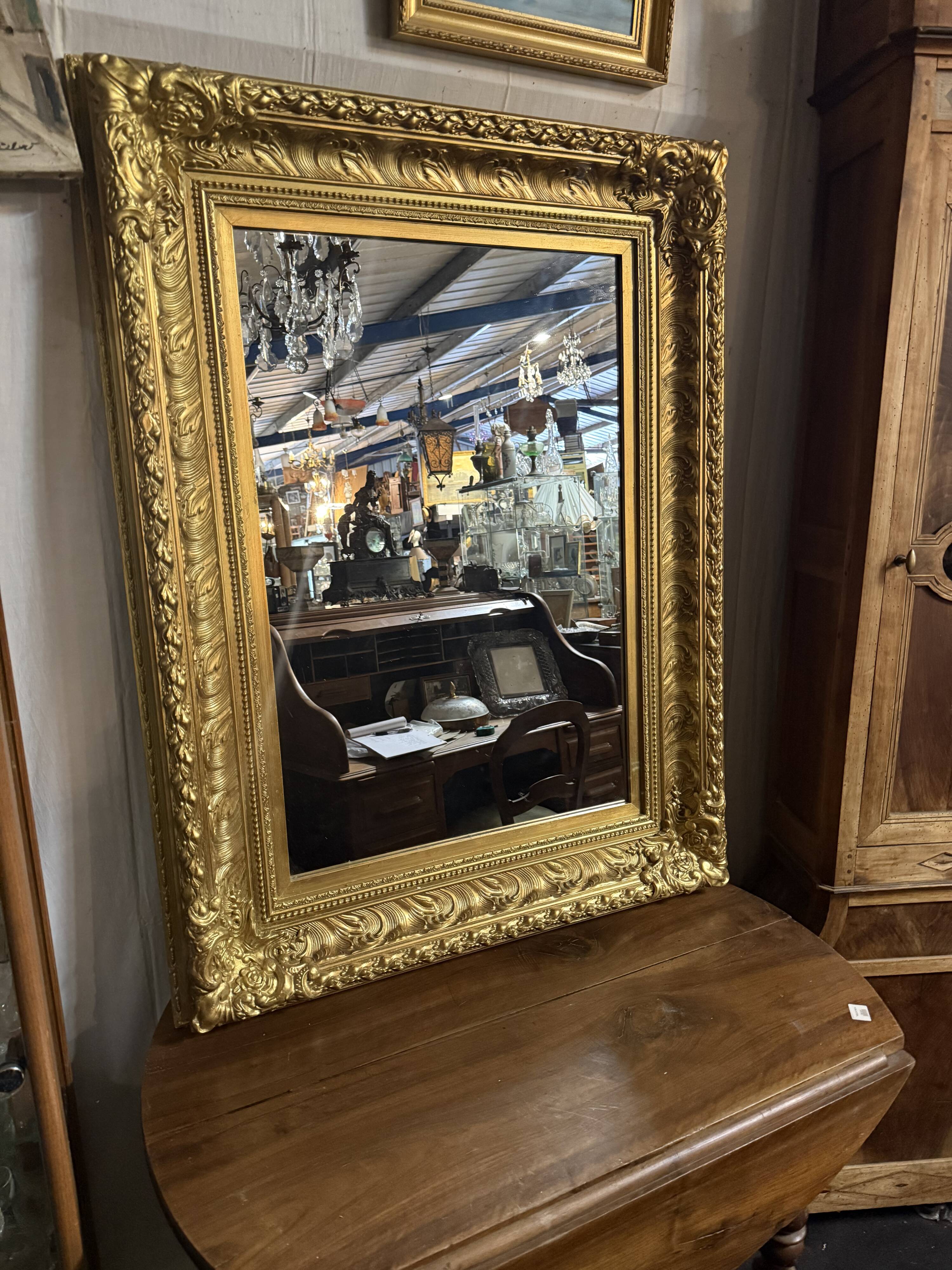Miroir en bois sculpté