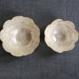 2 coupelles forme fleur en nacre et laiton, années 70-80