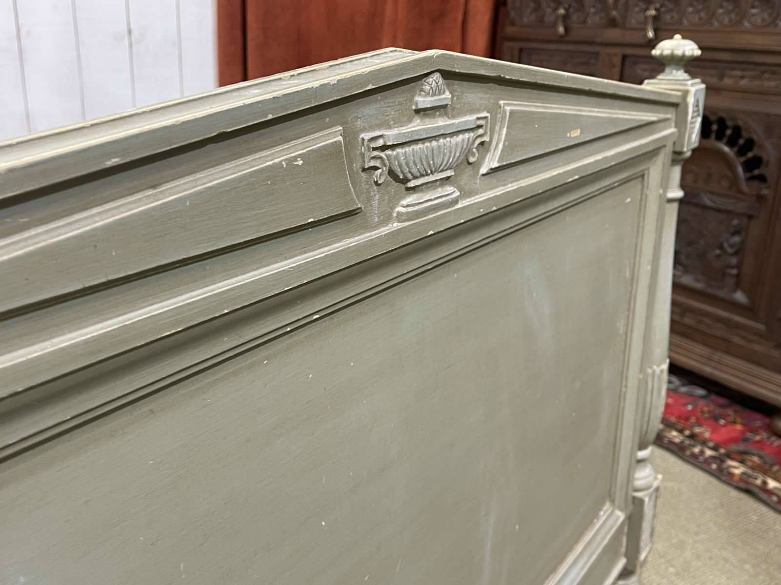 Lit de style Louis XVI début XXème en bois peint