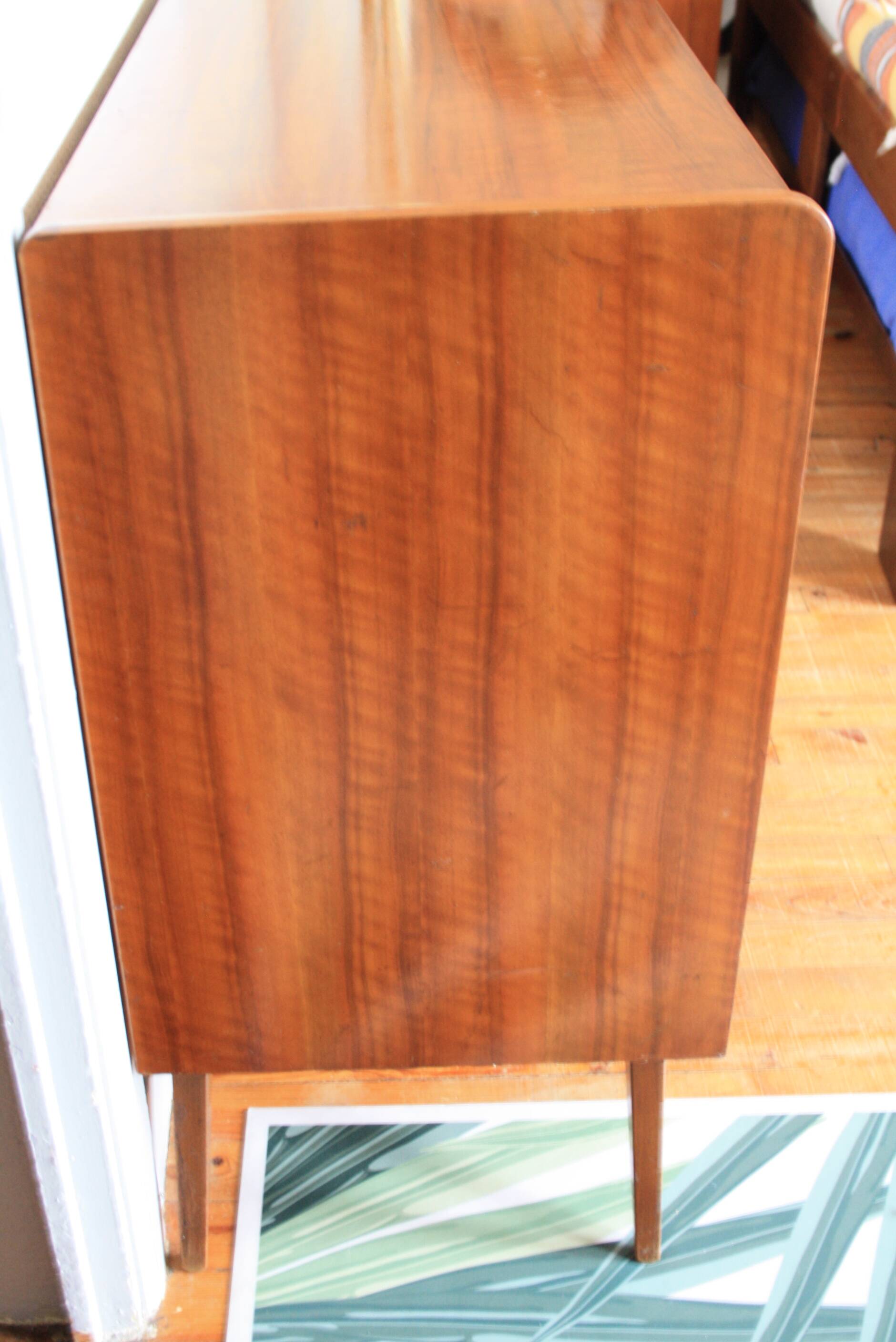 Commode en bois pieds compas