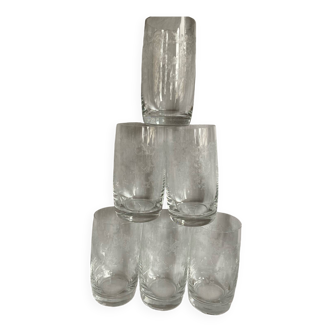 Verres hauts en cristal gravés