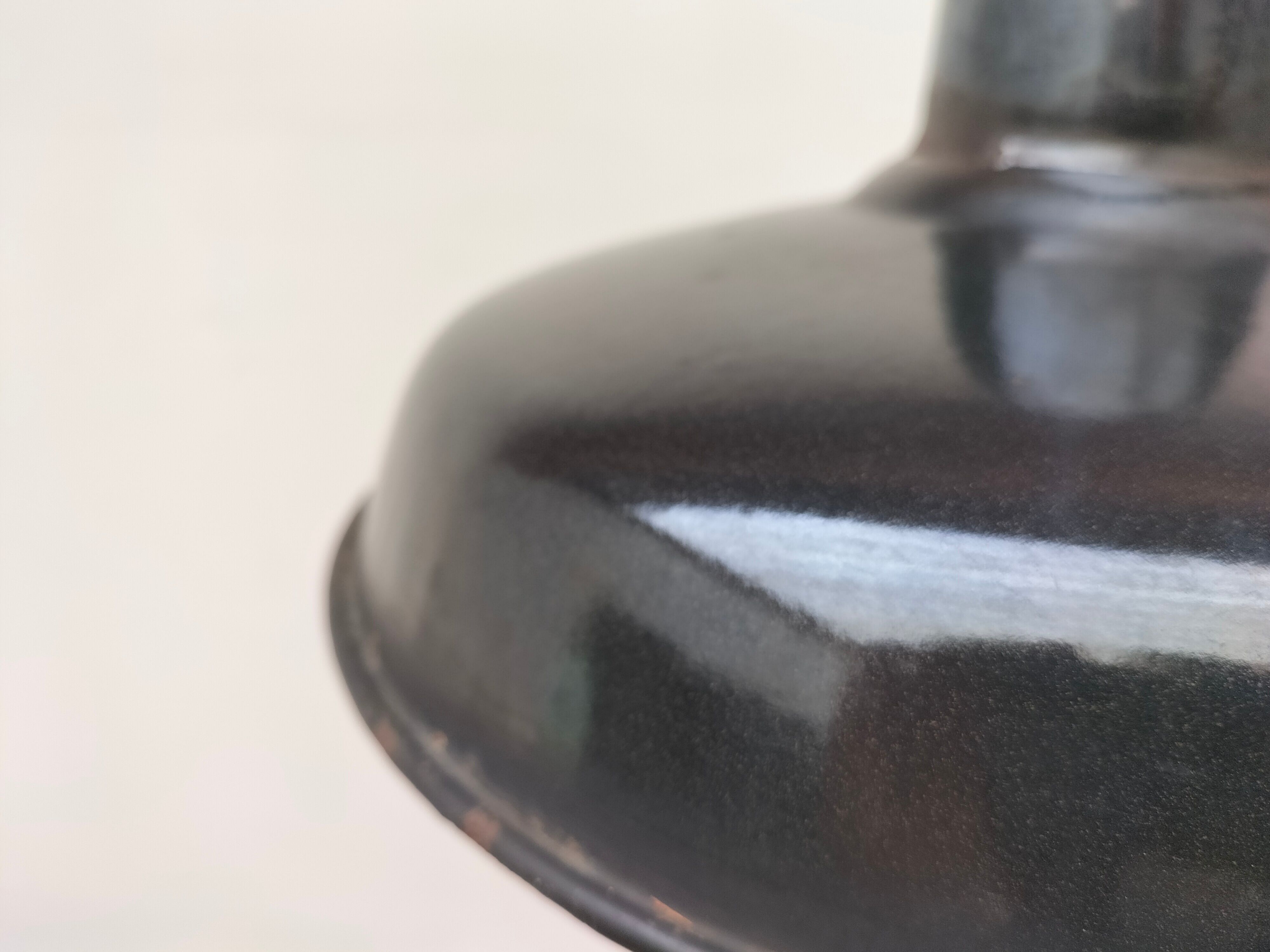 Industrial lamp in enamelled sheet metal