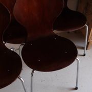5 chaises style fourmi en contreplaqué moulé et métal chromé, esprit s