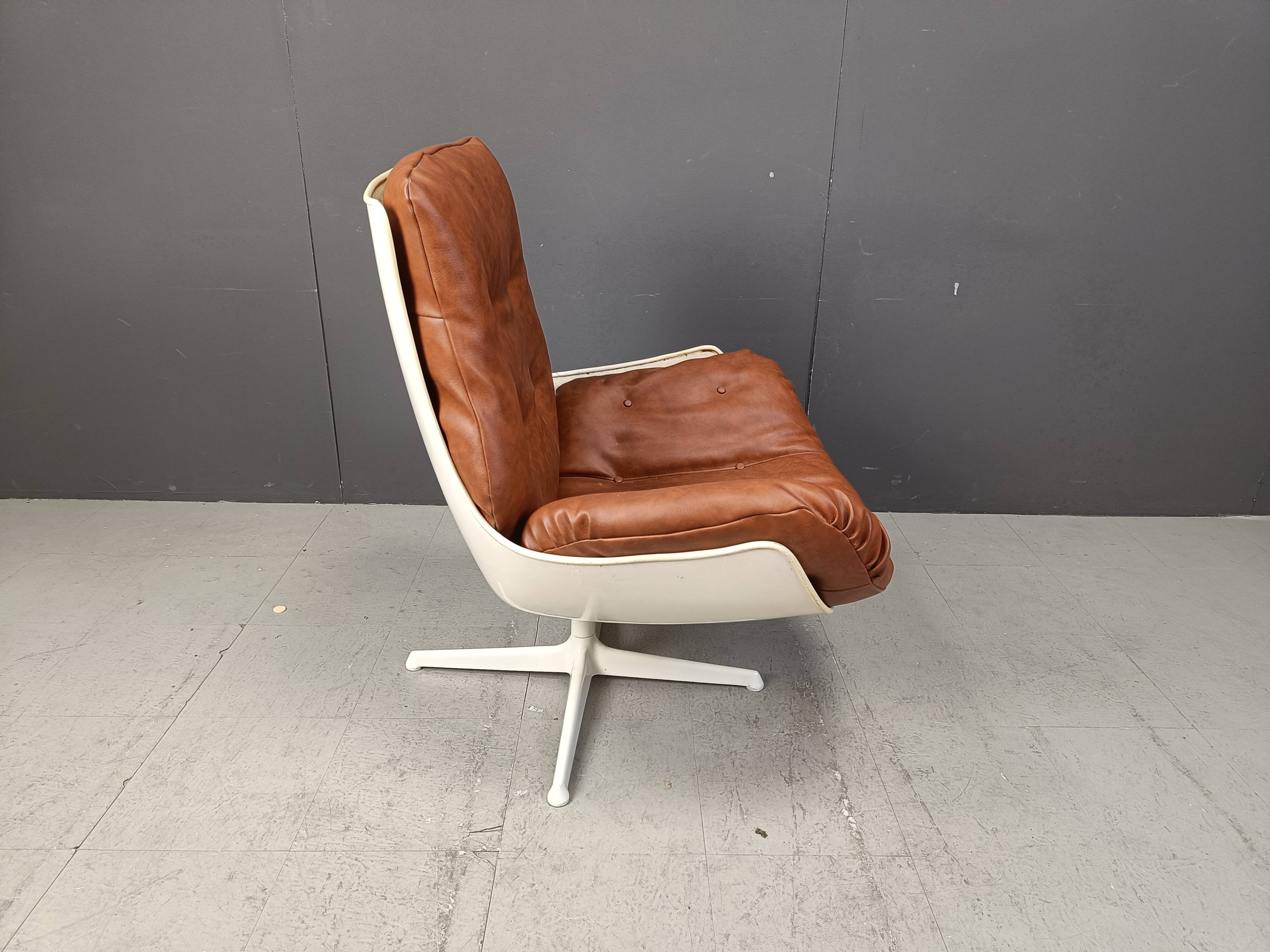 Space age fiberglass swivel chair, 1960s