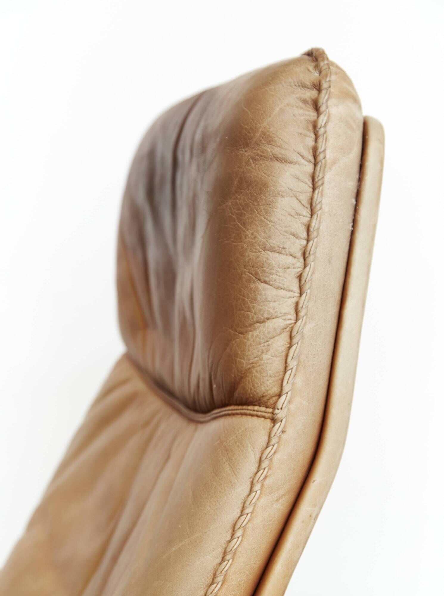 Fauteuil pivotant à dossier haut en teck et cuir Berg Furniture