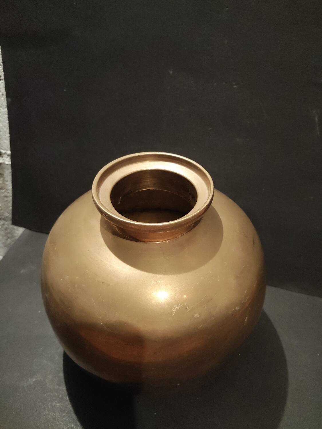 Golden brass spherical vase – Indian craftsmanship – 1980s