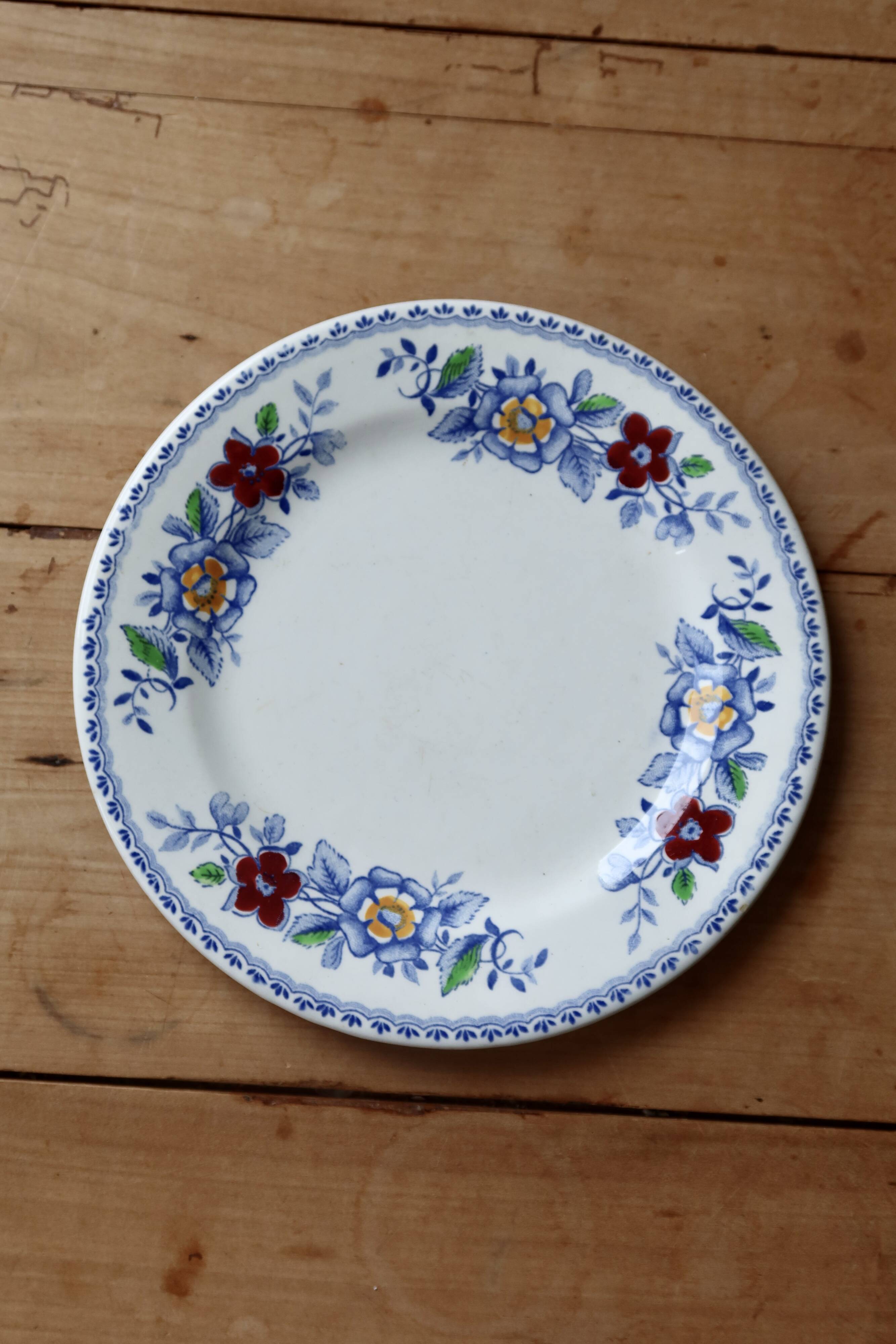 Assiette plate Gien vintage faïence motif fleuri sur le liseré