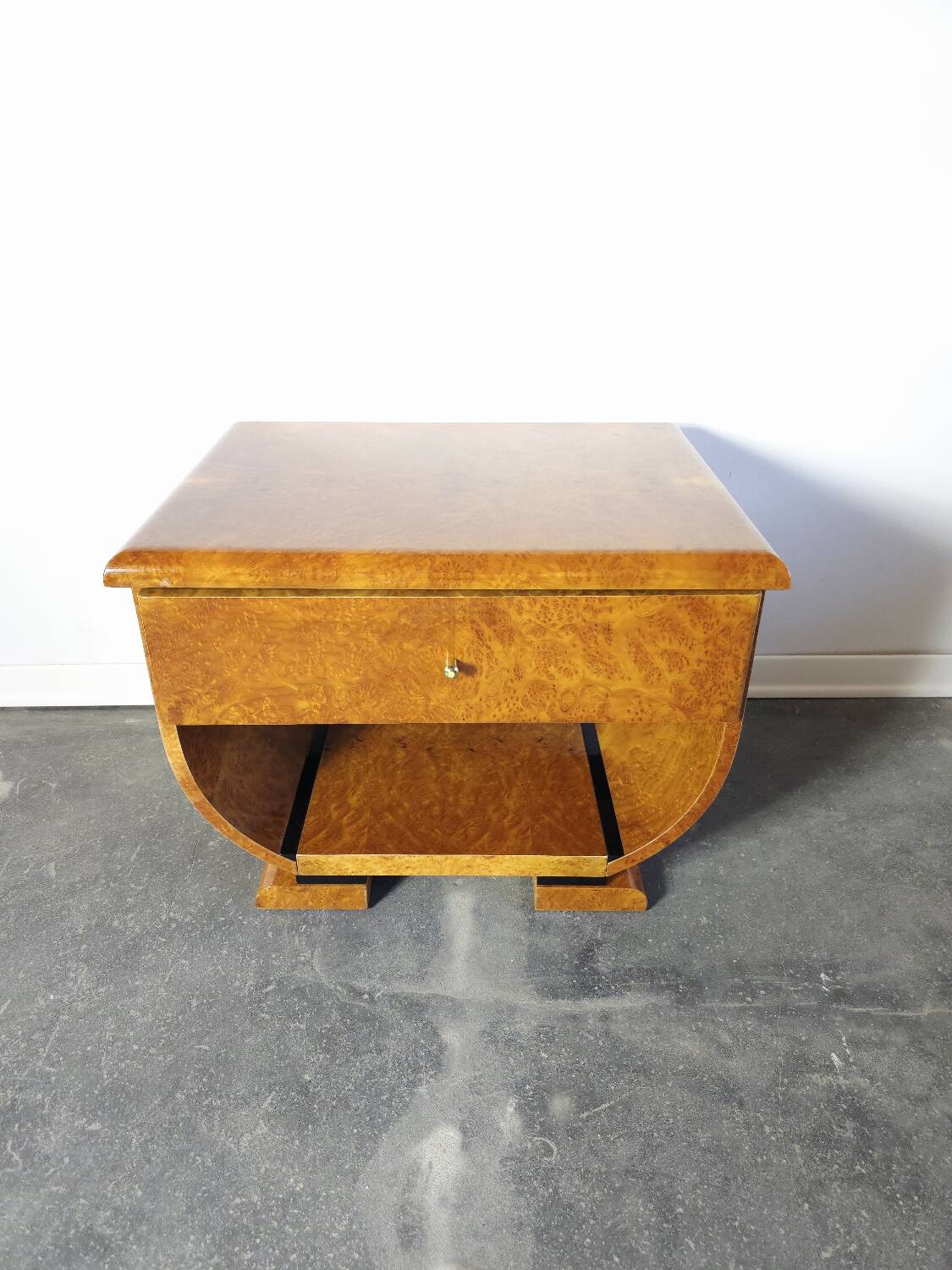 Paire de tables de chevet Art déco en ronce de noyer et laiton