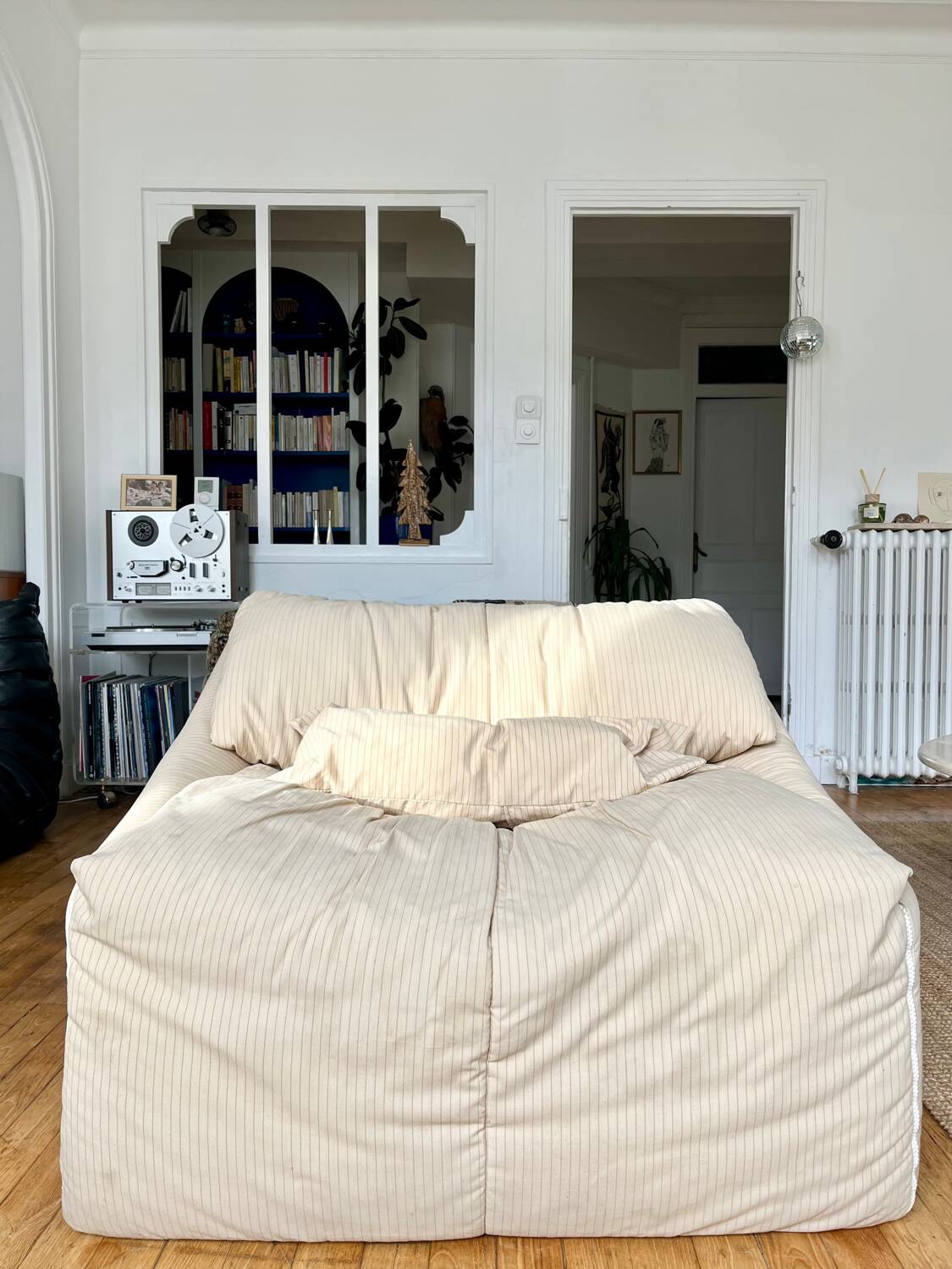 Chauffeuse Plumy Annie Hiéronimus pour Cinna