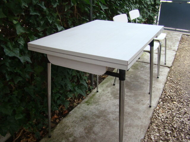 Ancient formica table and chairs