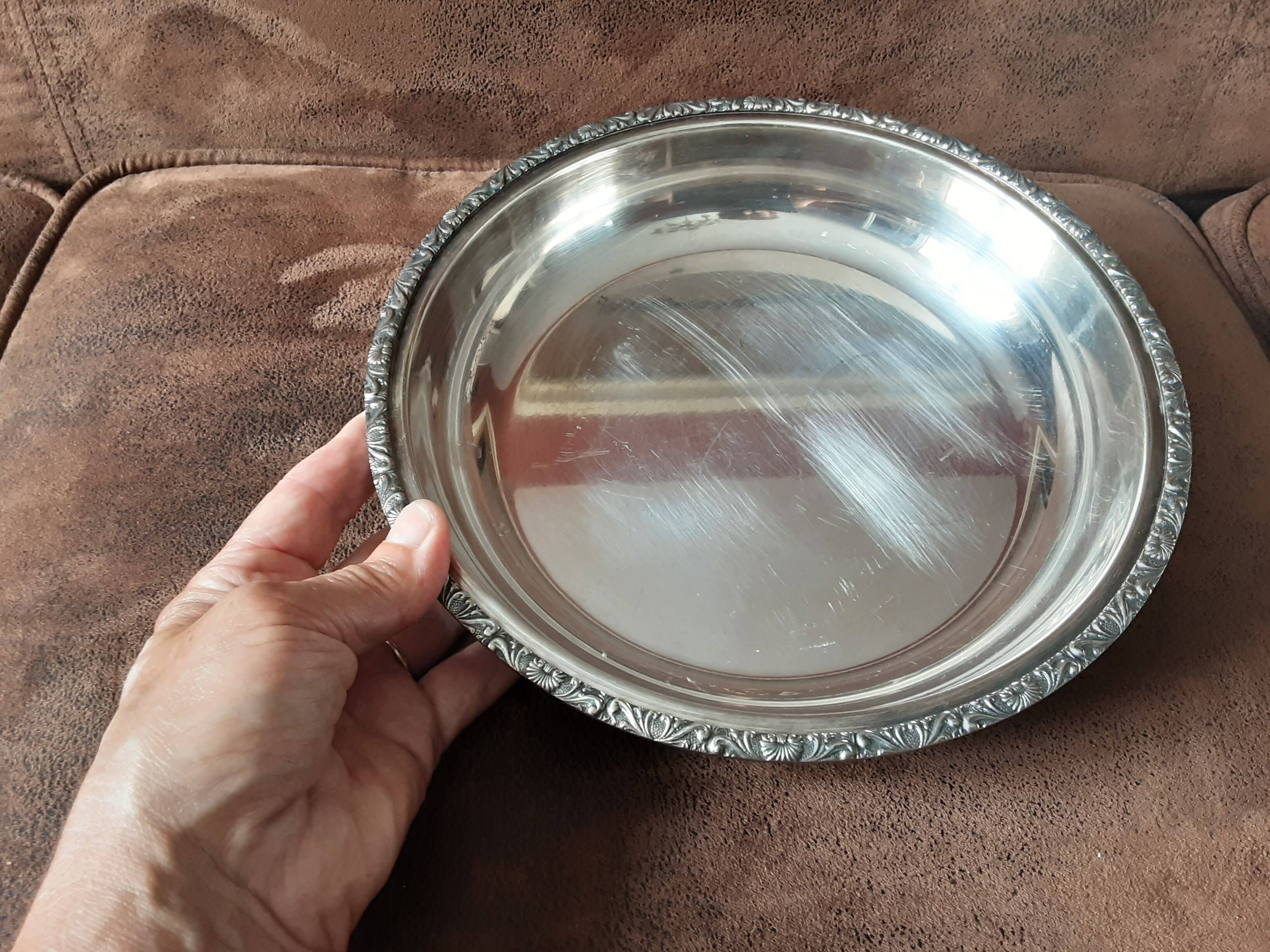 Hollow round silver metal dish