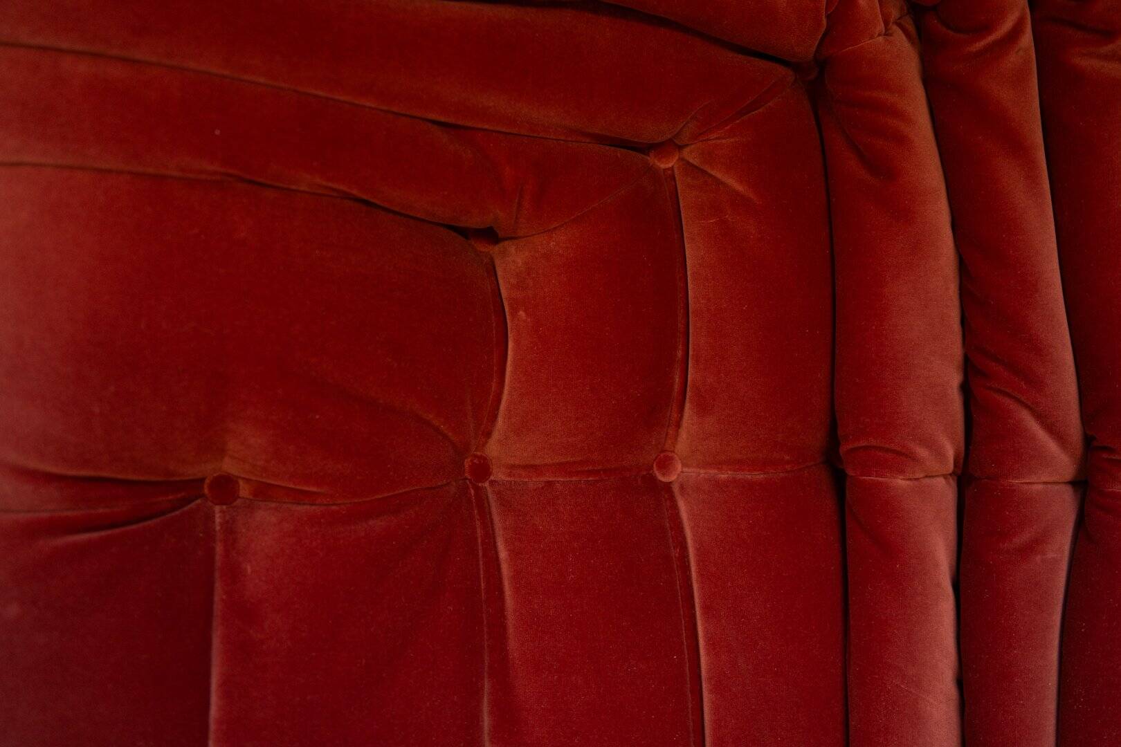 Canapé Togo vintage deux places avec accoudoirs en velours bordeaux par Michel Ducaroy pour Ligne Roset, années 1970.