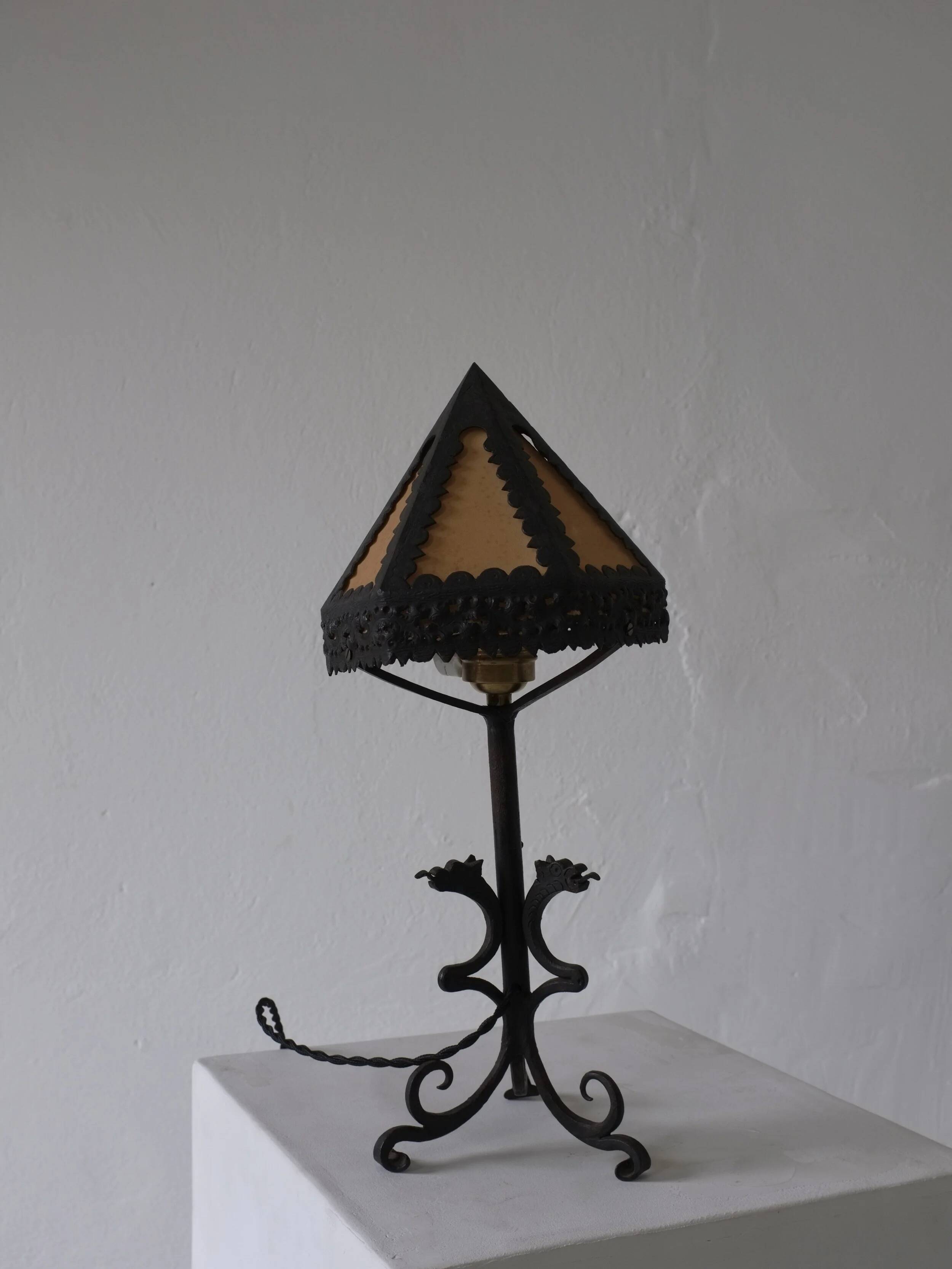 Lampe de table dragon en fer forgé, style Arts & Crafts | Italie | Années 1910