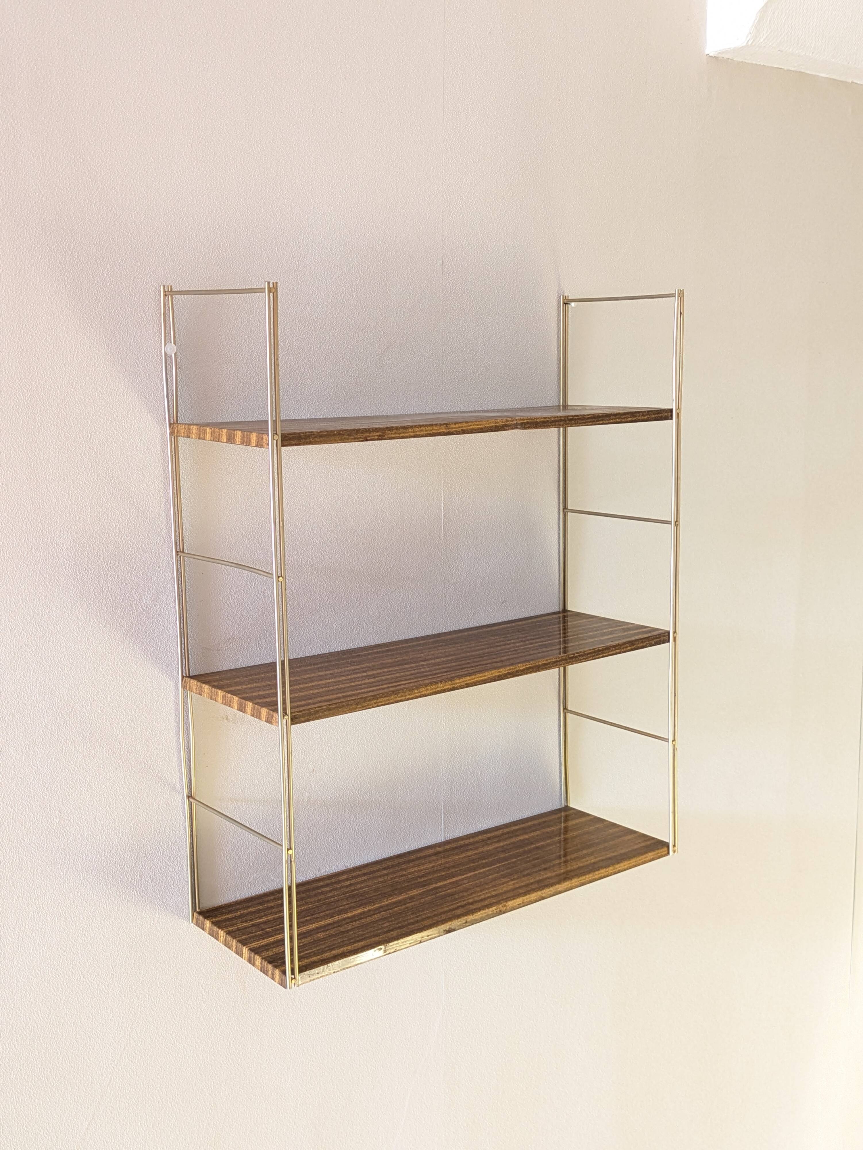 Golden wire shelf in metal with a wood effect.