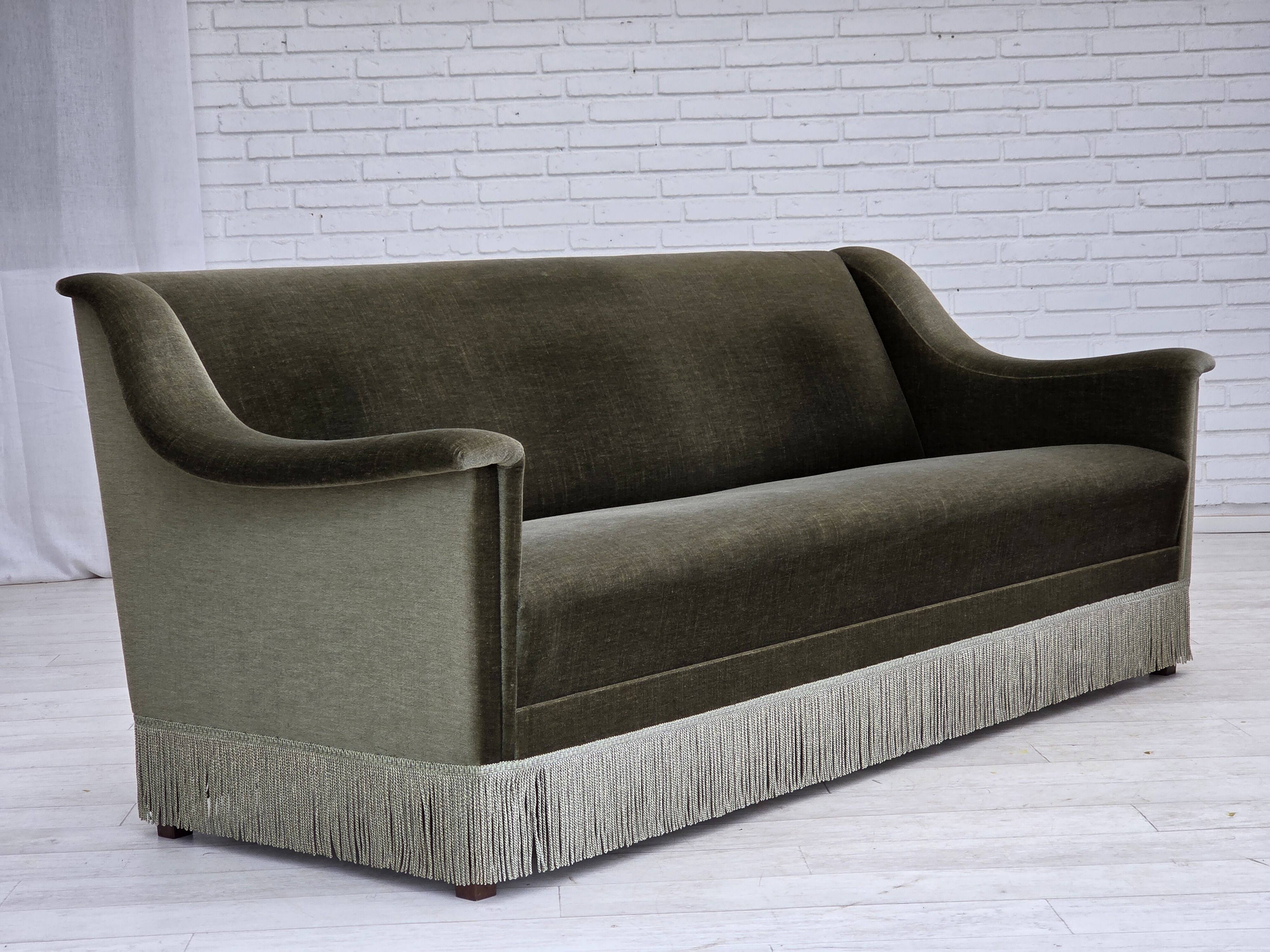 Canapé 3 places danois des années 1970, velours vert, bois de hêtre.