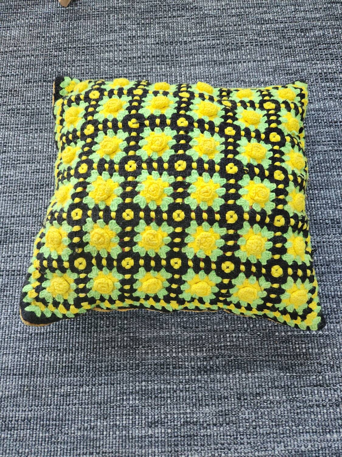 Coussin en crochet vintage