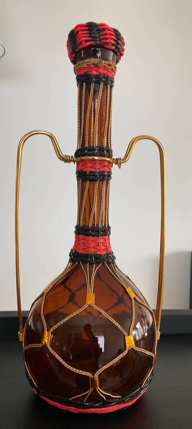 Carafe vintage en verre ambré,laiton et scoubidou