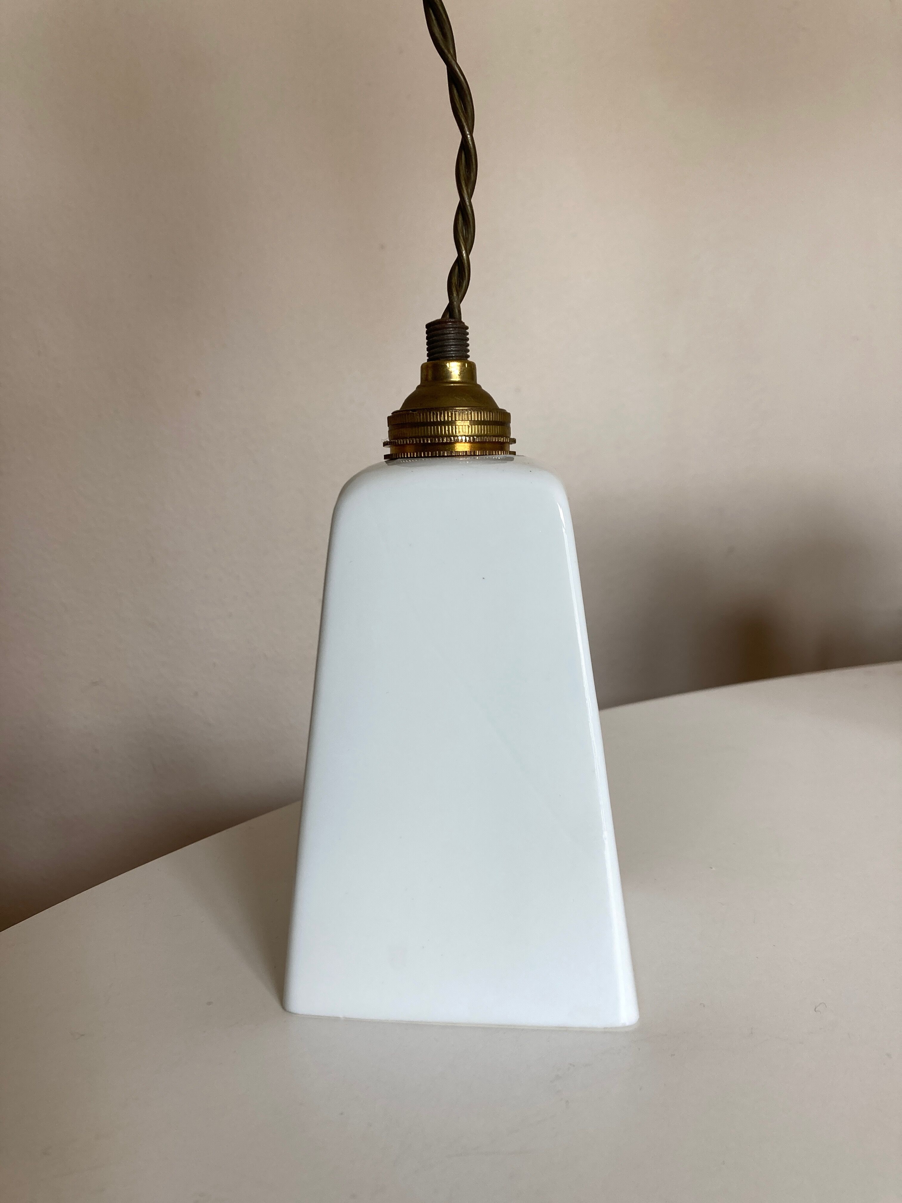 Suspension de salle de bain art déco  moderniste en opaline