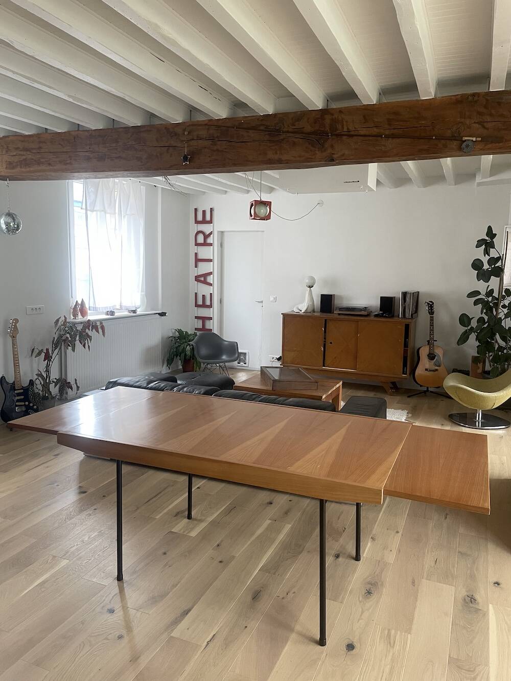 Extendable table designed by Alain Richard