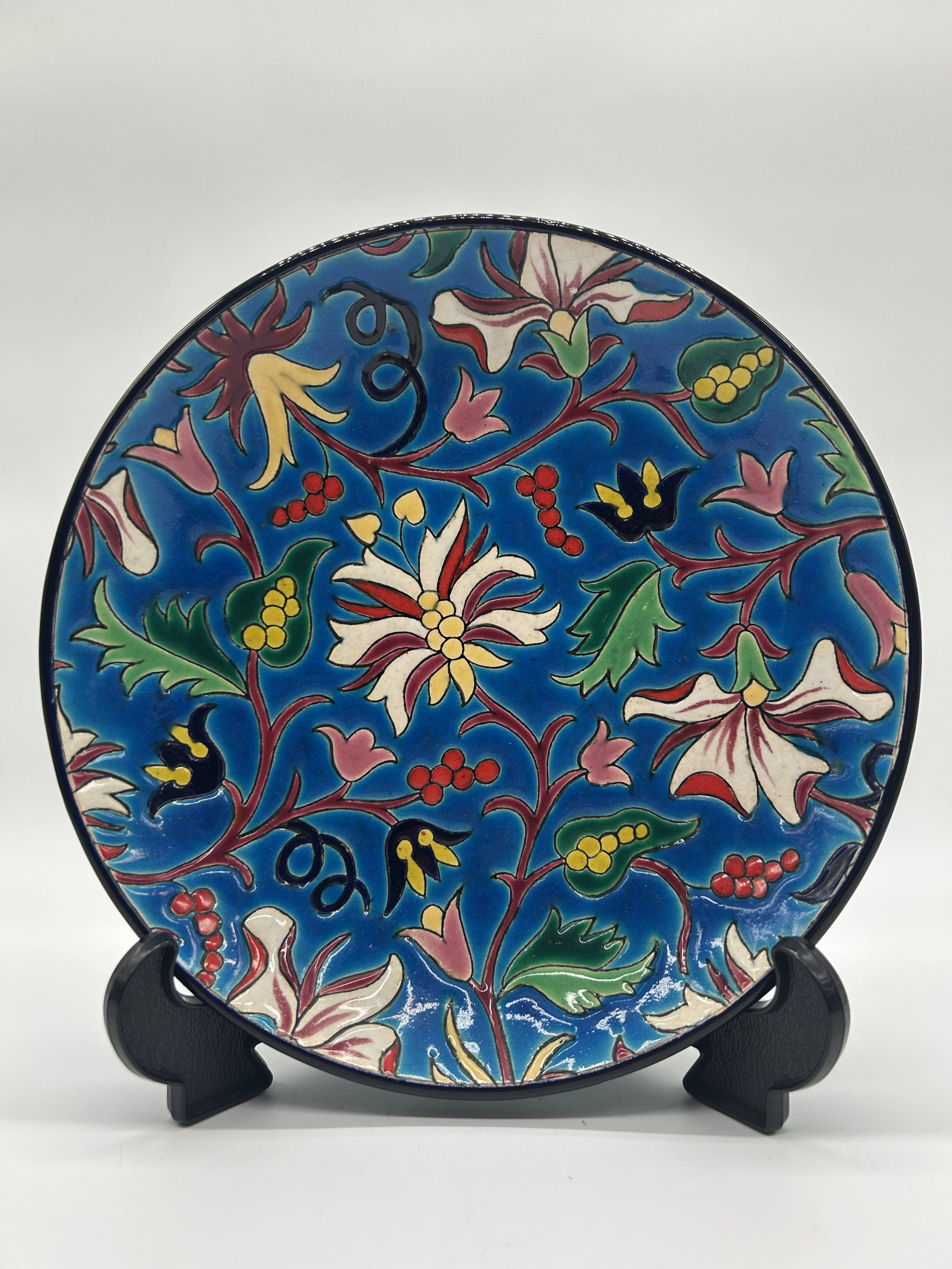 Assiette en faïence et émaux de Longwy