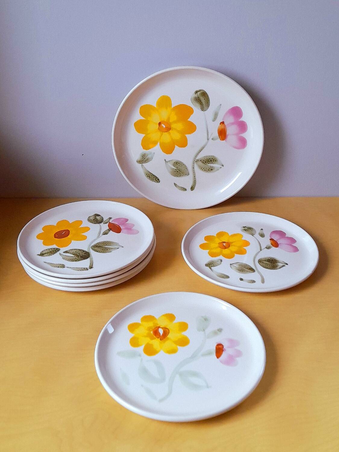 Assiettes à dessert fleuries ,Sarreguemines 1960.