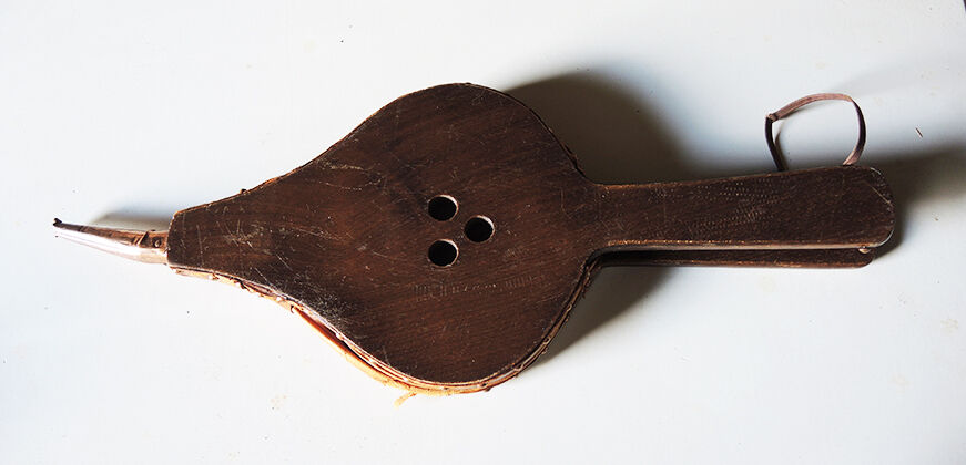 Ancien soufflet en bois sculpté & cuir