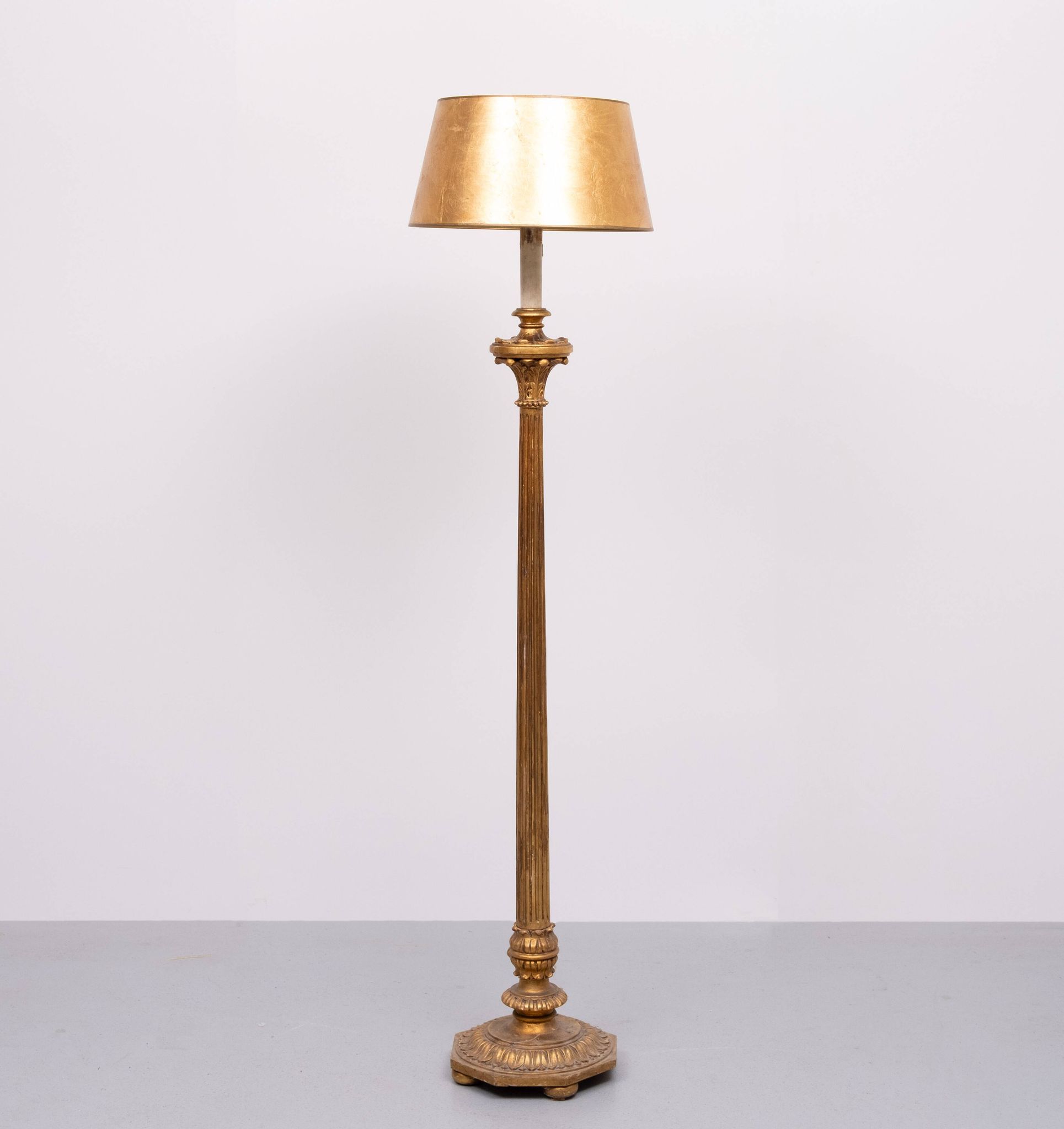 Lampadaire italien rococo en bois doré, années 1950
