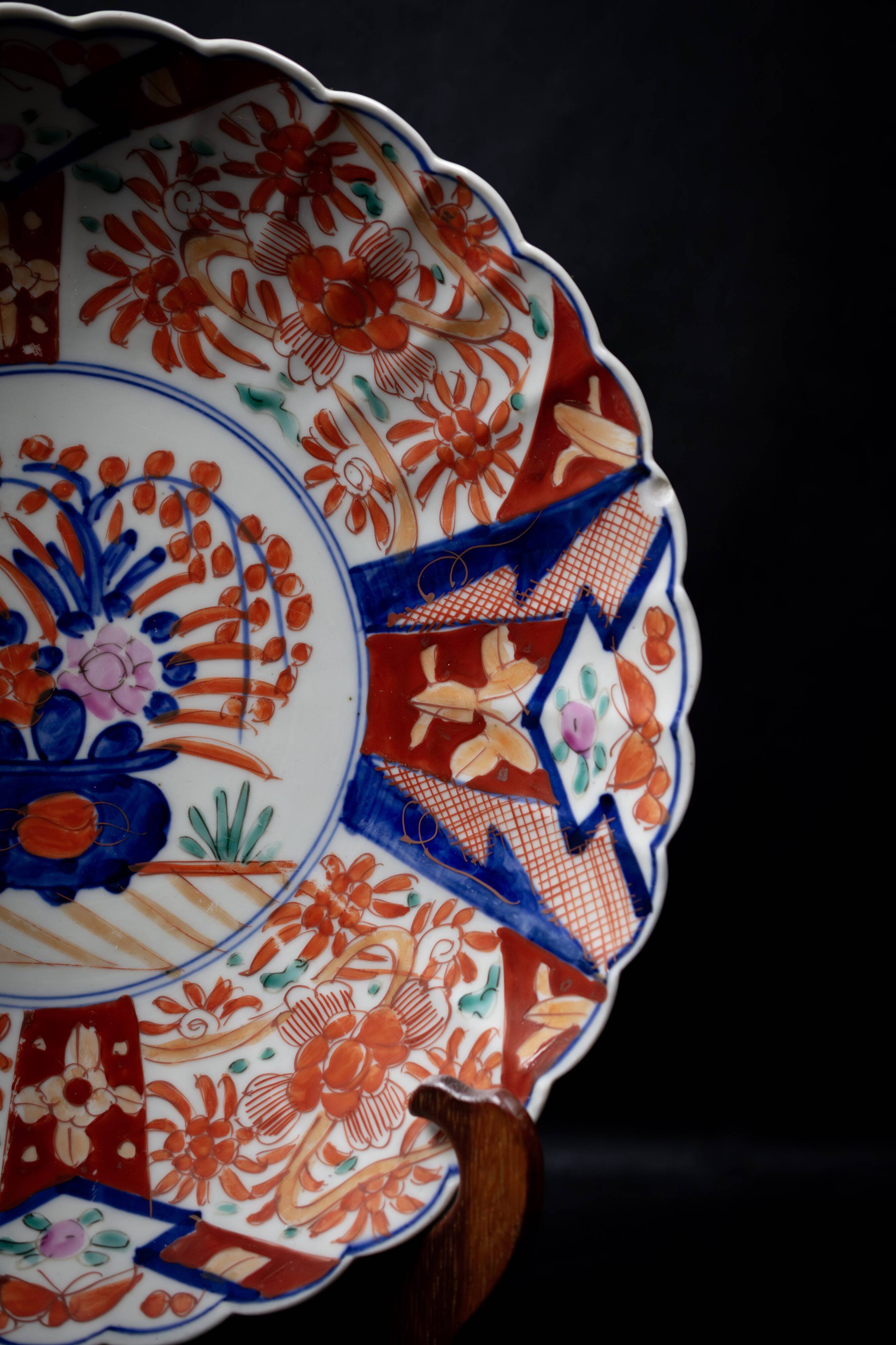 Japanese Imari porcelain dish with radiant decoration and scalloped edges