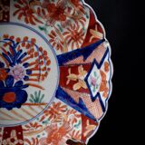 Japanese Imari porcelain dish with radiant decoration and scalloped edges