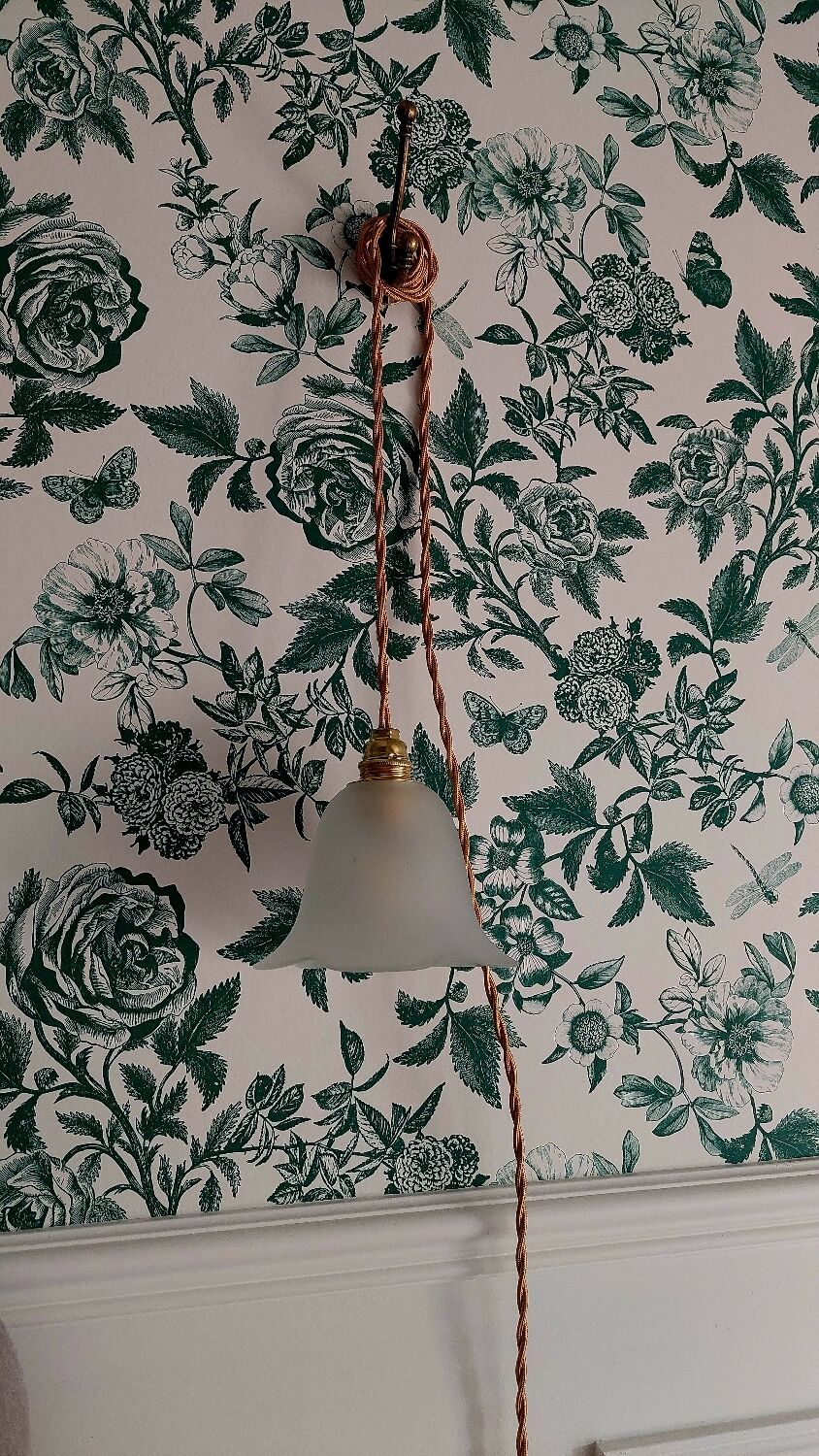 Suspension, glass lamp forming a tulip