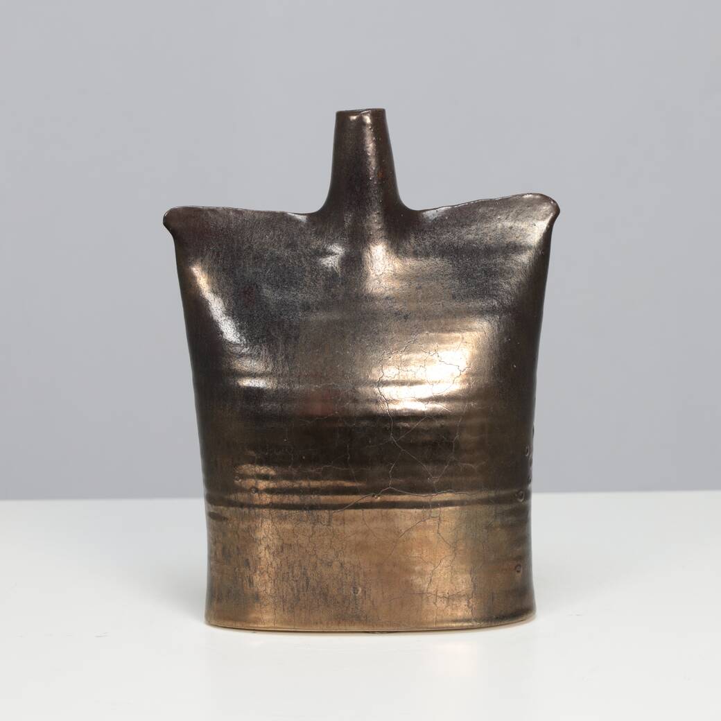 Vase en céramique sculptée, signé TL, années 1970 – Céramique d'atelier européenne d'après-guerre