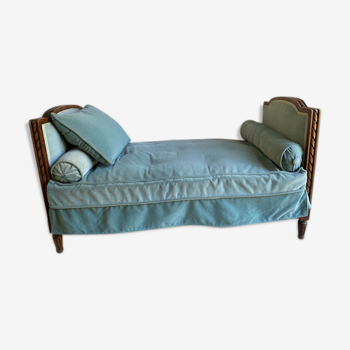 Convertable old bench bed