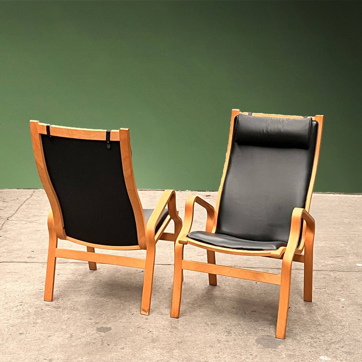 Pair of lounge chairs